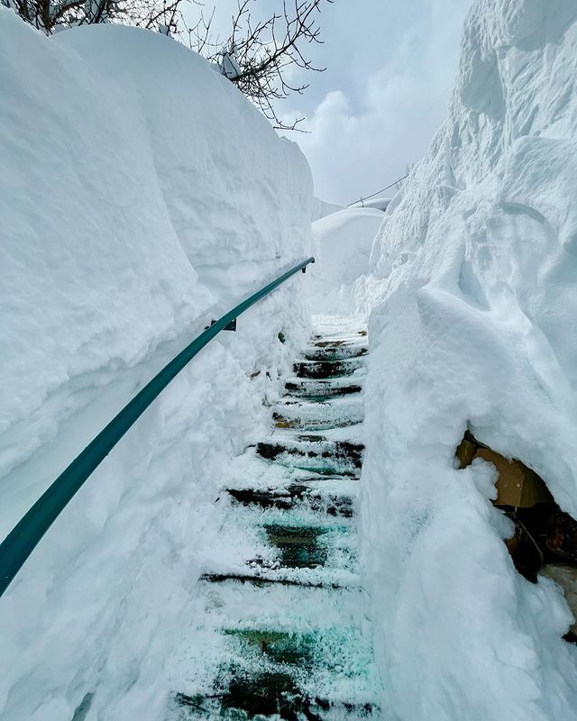 Snow shoveled from walkway